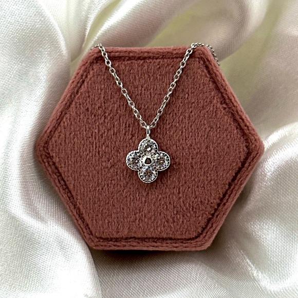 925 Solid Sterling Silver Luxury Clover Pendant Necklace - Picture 3 of 9